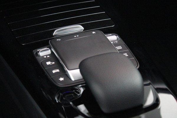 Mercedes-Benz A-Klasse 180 136PK AUTOMAAT AMG LINE | STERRENHEMEL! | PANORAMISCH SCHUIF/KANTEL DAK | SFEER VERLICHTING | NAVIGATIE | ACHTERUITRIJ CAMERA | PARKEERSENSOREN VOOR EN ACHTER | HIGH PERFORMANCE LED KOPLAMPEN | STOEL VERWARMING | KEYLESS - GO | SPIEGEL PAKKET | NIGHT PAKKET | LICHTMETALEN VELGEN 18" | EERSTE EIGENAAR! |