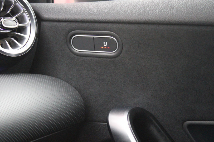 Mercedes-Benz A-Klasse 180 136PK AUTOMAAT AMG LINE | STERRENHEMEL! | PANORAMISCH SCHUIF/KANTEL DAK | SFEER VERLICHTING | NAVIGATIE | ACHTERUITRIJ CAMERA | PARKEERSENSOREN VOOR EN ACHTER | HIGH PERFORMANCE LED KOPLAMPEN | STOEL VERWARMING | KEYLESS - GO | SPIEGEL PAKKET | NIGHT PAKKET | LICHTMETALEN VELGEN 18" | EERSTE EIGENAAR! |