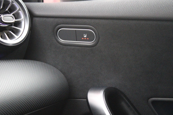 Mercedes-Benz A-Klasse 180 136PK AUTOMAAT AMG LINE | STERRENHEMEL! | PANORAMISCH SCHUIF/KANTEL DAK | SFEER VERLICHTING | NAVIGATIE | ACHTERUITRIJ CAMERA | PARKEERSENSOREN VOOR EN ACHTER | HIGH PERFORMANCE LED KOPLAMPEN | STOEL VERWARMING | KEYLESS - GO | SPIEGEL PAKKET | NIGHT PAKKET | LICHTMETALEN VELGEN 18" | EERSTE EIGENAAR! |