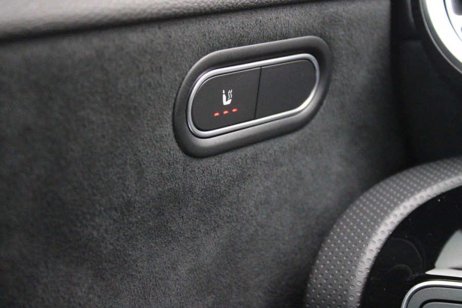 Mercedes-Benz A-Klasse 180 136PK AUTOMAAT AMG LINE | STERRENHEMEL! | PANORAMISCH SCHUIF/KANTEL DAK | SFEER VERLICHTING | NAVIGATIE | ACHTERUITRIJ CAMERA | PARKEERSENSOREN VOOR EN ACHTER | HIGH PERFORMANCE LED KOPLAMPEN | STOEL VERWARMING | KEYLESS - GO | SPIEGEL PAKKET | NIGHT PAKKET | LICHTMETALEN VELGEN 18" | EERSTE EIGENAAR! |