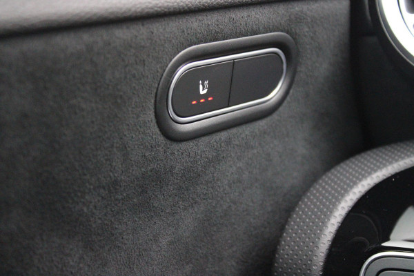 Mercedes-Benz A-Klasse 180 136PK AUTOMAAT AMG LINE | STERRENHEMEL! | PANORAMISCH SCHUIF/KANTEL DAK | SFEER VERLICHTING | NAVIGATIE | ACHTERUITRIJ CAMERA | PARKEERSENSOREN VOOR EN ACHTER | HIGH PERFORMANCE LED KOPLAMPEN | STOEL VERWARMING | KEYLESS - GO | SPIEGEL PAKKET | NIGHT PAKKET | LICHTMETALEN VELGEN 18" | EERSTE EIGENAAR! |