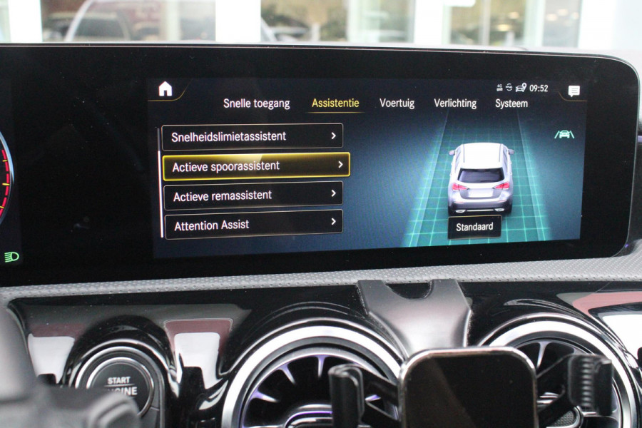 Mercedes-Benz A-Klasse 180 136PK AUTOMAAT AMG LINE | STERRENHEMEL! | PANORAMISCH SCHUIF/KANTEL DAK | SFEER VERLICHTING | NAVIGATIE | ACHTERUITRIJ CAMERA | PARKEERSENSOREN VOOR EN ACHTER | HIGH PERFORMANCE LED KOPLAMPEN | STOEL VERWARMING | KEYLESS - GO | SPIEGEL PAKKET | NIGHT PAKKET | LICHTMETALEN VELGEN 18" | EERSTE EIGENAAR! |