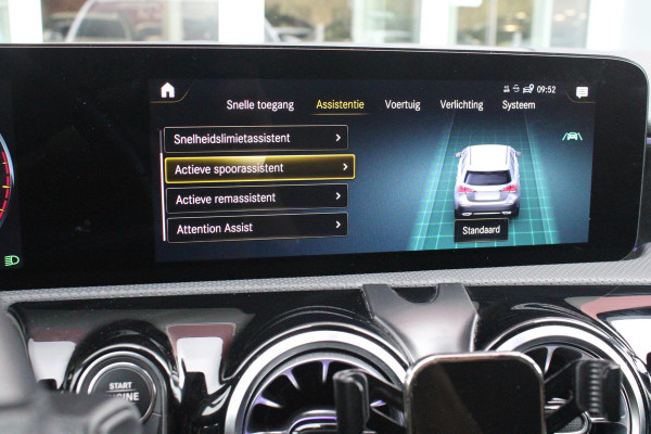Mercedes-Benz A-Klasse 180 136PK AUTOMAAT AMG LINE | STERRENHEMEL! | PANORAMISCH SCHUIF/KANTEL DAK | SFEER VERLICHTING | NAVIGATIE | ACHTERUITRIJ CAMERA | PARKEERSENSOREN VOOR EN ACHTER | HIGH PERFORMANCE LED KOPLAMPEN | STOEL VERWARMING | KEYLESS - GO | SPIEGEL PAKKET | NIGHT PAKKET | LICHTMETALEN VELGEN 18" | EERSTE EIGENAAR! |