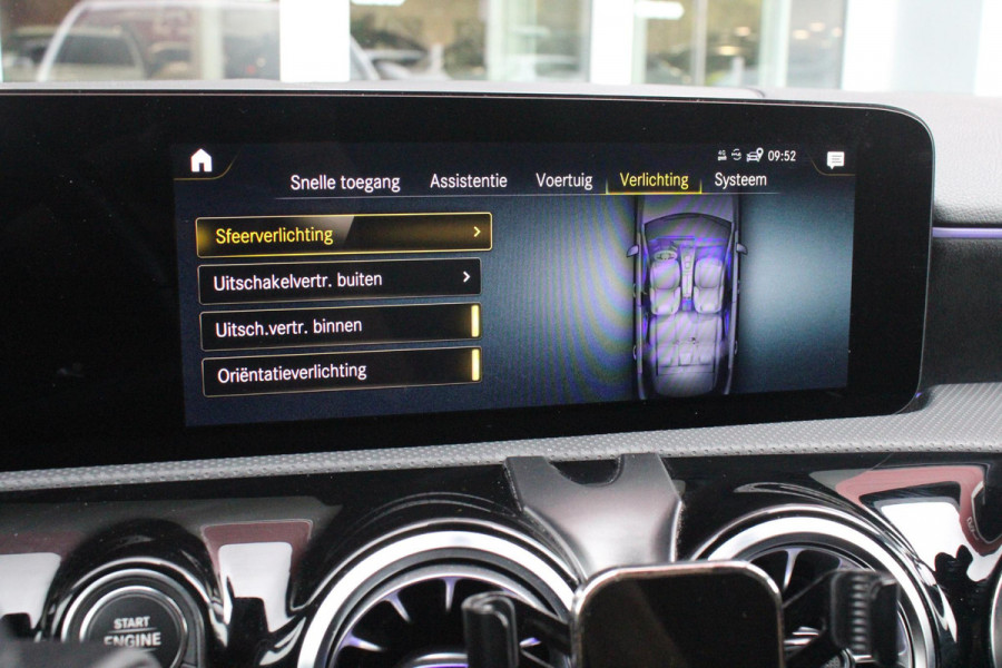 Mercedes-Benz A-Klasse 180 136PK AUTOMAAT AMG LINE | STERRENHEMEL! | PANORAMISCH SCHUIF/KANTEL DAK | SFEER VERLICHTING | NAVIGATIE | ACHTERUITRIJ CAMERA | PARKEERSENSOREN VOOR EN ACHTER | HIGH PERFORMANCE LED KOPLAMPEN | STOEL VERWARMING | KEYLESS - GO | SPIEGEL PAKKET | NIGHT PAKKET | LICHTMETALEN VELGEN 18" | EERSTE EIGENAAR! |