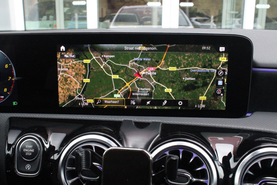 Mercedes-Benz A-Klasse 180 136PK AUTOMAAT AMG LINE | STERRENHEMEL! | PANORAMISCH SCHUIF/KANTEL DAK | SFEER VERLICHTING | NAVIGATIE | ACHTERUITRIJ CAMERA | PARKEERSENSOREN VOOR EN ACHTER | HIGH PERFORMANCE LED KOPLAMPEN | STOEL VERWARMING | KEYLESS - GO | SPIEGEL PAKKET | NIGHT PAKKET | LICHTMETALEN VELGEN 18" | EERSTE EIGENAAR! |