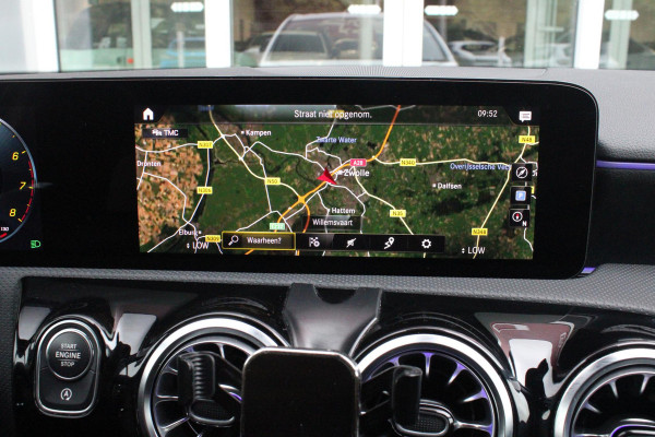 Mercedes-Benz A-Klasse 180 136PK AUTOMAAT AMG LINE | STERRENHEMEL! | PANORAMISCH SCHUIF/KANTEL DAK | SFEER VERLICHTING | NAVIGATIE | ACHTERUITRIJ CAMERA | PARKEERSENSOREN VOOR EN ACHTER | HIGH PERFORMANCE LED KOPLAMPEN | STOEL VERWARMING | KEYLESS - GO | SPIEGEL PAKKET | NIGHT PAKKET | LICHTMETALEN VELGEN 18" | EERSTE EIGENAAR! |