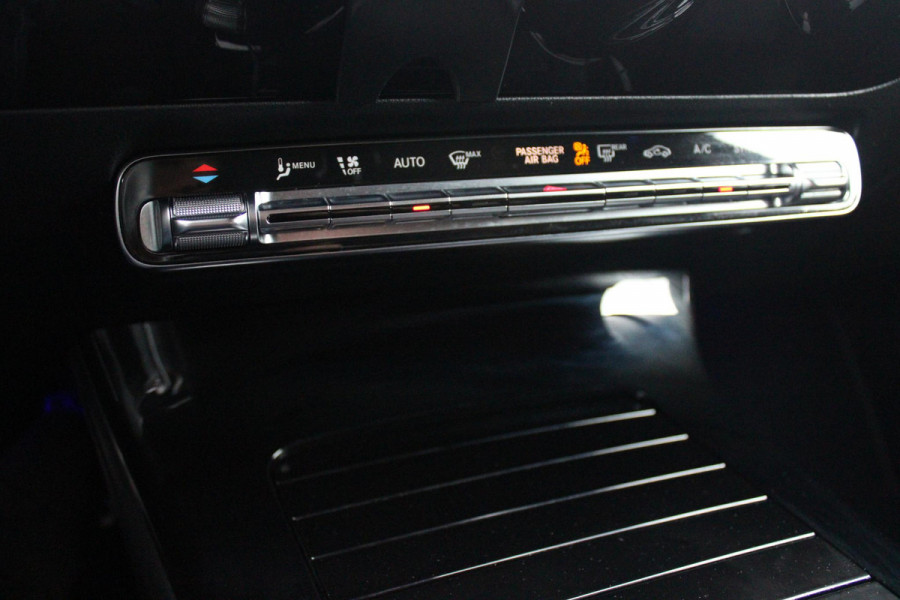 Mercedes-Benz A-Klasse 180 136PK AUTOMAAT AMG LINE | STERRENHEMEL! | PANORAMISCH SCHUIF/KANTEL DAK | SFEER VERLICHTING | NAVIGATIE | ACHTERUITRIJ CAMERA | PARKEERSENSOREN VOOR EN ACHTER | HIGH PERFORMANCE LED KOPLAMPEN | STOEL VERWARMING | KEYLESS - GO | SPIEGEL PAKKET | NIGHT PAKKET | LICHTMETALEN VELGEN 18" | EERSTE EIGENAAR! |