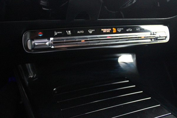 Mercedes-Benz A-Klasse 180 136PK AUTOMAAT AMG LINE | STERRENHEMEL! | PANORAMISCH SCHUIF/KANTEL DAK | SFEER VERLICHTING | NAVIGATIE | ACHTERUITRIJ CAMERA | PARKEERSENSOREN VOOR EN ACHTER | HIGH PERFORMANCE LED KOPLAMPEN | STOEL VERWARMING | KEYLESS - GO | SPIEGEL PAKKET | NIGHT PAKKET | LICHTMETALEN VELGEN 18" | EERSTE EIGENAAR! |