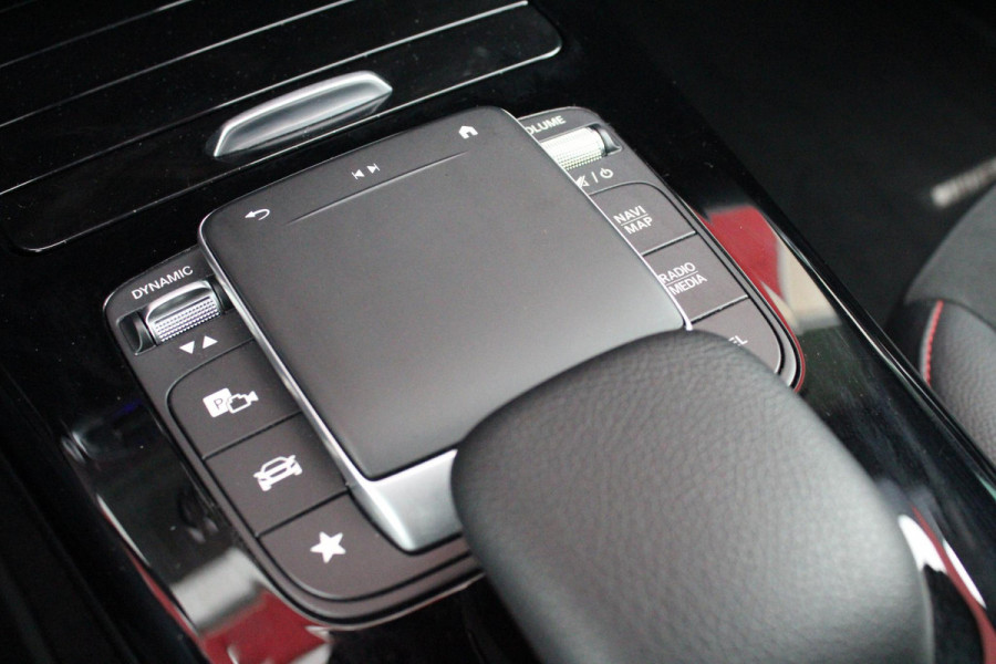Mercedes-Benz A-Klasse 180 136PK AUTOMAAT AMG LINE | STERRENHEMEL! | PANORAMISCH SCHUIF/KANTEL DAK | SFEER VERLICHTING | NAVIGATIE | ACHTERUITRIJ CAMERA | PARKEERSENSOREN VOOR EN ACHTER | HIGH PERFORMANCE LED KOPLAMPEN | STOEL VERWARMING | KEYLESS - GO | SPIEGEL PAKKET | NIGHT PAKKET | LICHTMETALEN VELGEN 18" | EERSTE EIGENAAR! |