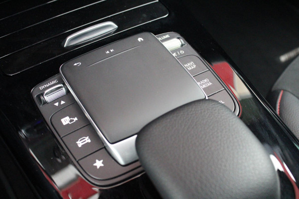 Mercedes-Benz A-Klasse 180 136PK AUTOMAAT AMG LINE | STERRENHEMEL! | PANORAMISCH SCHUIF/KANTEL DAK | SFEER VERLICHTING | NAVIGATIE | ACHTERUITRIJ CAMERA | PARKEERSENSOREN VOOR EN ACHTER | HIGH PERFORMANCE LED KOPLAMPEN | STOEL VERWARMING | KEYLESS - GO | SPIEGEL PAKKET | NIGHT PAKKET | LICHTMETALEN VELGEN 18" | EERSTE EIGENAAR! |