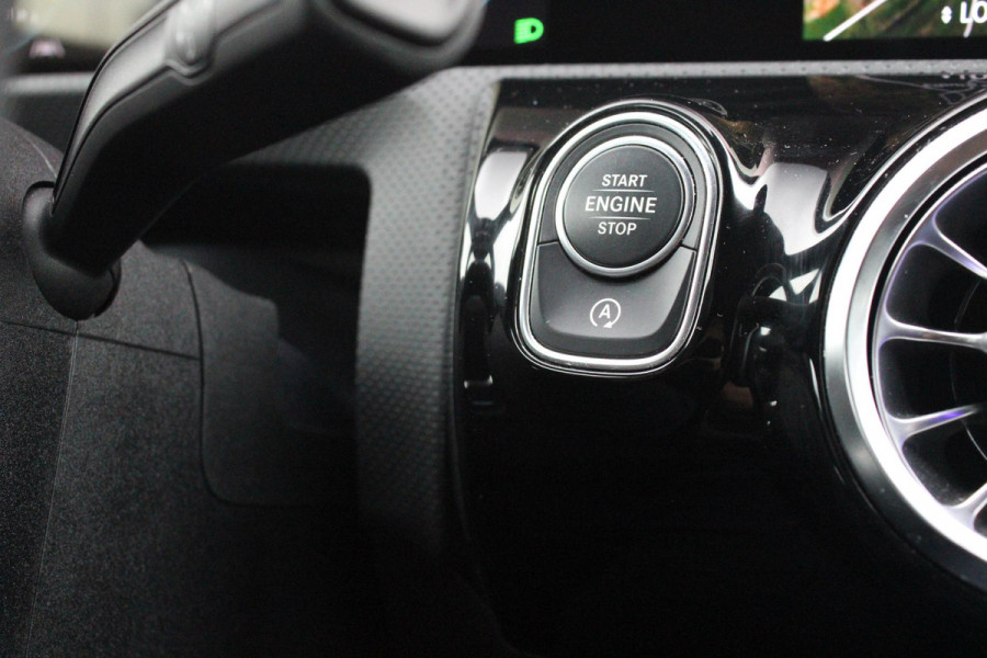 Mercedes-Benz A-Klasse 180 136PK AUTOMAAT AMG LINE | STERRENHEMEL! | PANORAMISCH SCHUIF/KANTEL DAK | SFEER VERLICHTING | NAVIGATIE | ACHTERUITRIJ CAMERA | PARKEERSENSOREN VOOR EN ACHTER | HIGH PERFORMANCE LED KOPLAMPEN | STOEL VERWARMING | KEYLESS - GO | SPIEGEL PAKKET | NIGHT PAKKET | LICHTMETALEN VELGEN 18" | EERSTE EIGENAAR! |