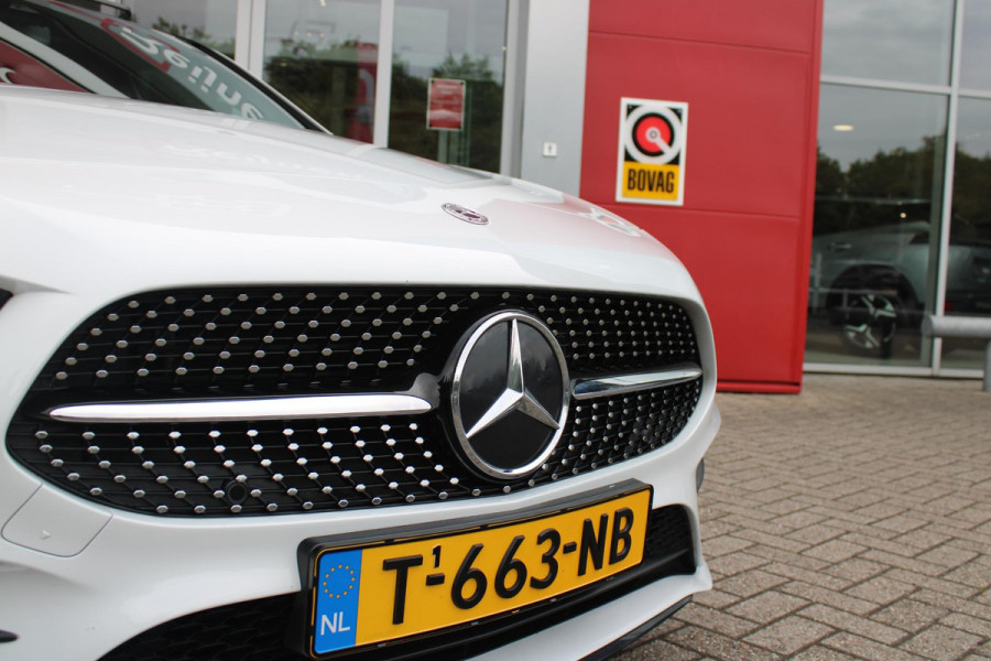Mercedes-Benz A-Klasse 180 136PK AUTOMAAT AMG LINE | STERRENHEMEL! | PANORAMISCH SCHUIF/KANTEL DAK | SFEER VERLICHTING | NAVIGATIE | ACHTERUITRIJ CAMERA | PARKEERSENSOREN VOOR EN ACHTER | HIGH PERFORMANCE LED KOPLAMPEN | STOEL VERWARMING | KEYLESS - GO | SPIEGEL PAKKET | NIGHT PAKKET | LICHTMETALEN VELGEN 18" | EERSTE EIGENAAR! |