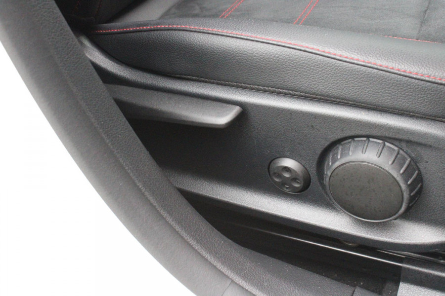 Mercedes-Benz A-Klasse 180 136PK AUTOMAAT AMG LINE | STERRENHEMEL! | PANORAMISCH SCHUIF/KANTEL DAK | SFEER VERLICHTING | NAVIGATIE | ACHTERUITRIJ CAMERA | PARKEERSENSOREN VOOR EN ACHTER | HIGH PERFORMANCE LED KOPLAMPEN | STOEL VERWARMING | KEYLESS - GO | SPIEGEL PAKKET | NIGHT PAKKET | LICHTMETALEN VELGEN 18" | EERSTE EIGENAAR! |