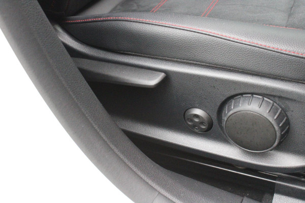 Mercedes-Benz A-Klasse 180 136PK AUTOMAAT AMG LINE | STERRENHEMEL! | PANORAMISCH SCHUIF/KANTEL DAK | SFEER VERLICHTING | NAVIGATIE | ACHTERUITRIJ CAMERA | PARKEERSENSOREN VOOR EN ACHTER | HIGH PERFORMANCE LED KOPLAMPEN | STOEL VERWARMING | KEYLESS - GO | SPIEGEL PAKKET | NIGHT PAKKET | LICHTMETALEN VELGEN 18" | EERSTE EIGENAAR! |