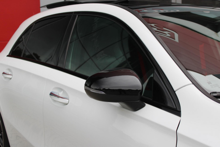 Mercedes-Benz A-Klasse 180 136PK AUTOMAAT AMG LINE | STERRENHEMEL! | PANORAMISCH SCHUIF/KANTEL DAK | SFEER VERLICHTING | NAVIGATIE | ACHTERUITRIJ CAMERA | PARKEERSENSOREN VOOR EN ACHTER | HIGH PERFORMANCE LED KOPLAMPEN | STOEL VERWARMING | KEYLESS - GO | SPIEGEL PAKKET | NIGHT PAKKET | LICHTMETALEN VELGEN 18" | EERSTE EIGENAAR! |