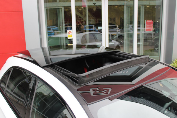 Mercedes-Benz A-Klasse 180 136PK AUTOMAAT AMG LINE | STERRENHEMEL! | PANORAMISCH SCHUIF/KANTEL DAK | SFEER VERLICHTING | NAVIGATIE | ACHTERUITRIJ CAMERA | PARKEERSENSOREN VOOR EN ACHTER | HIGH PERFORMANCE LED KOPLAMPEN | STOEL VERWARMING | KEYLESS - GO | SPIEGEL PAKKET | NIGHT PAKKET | LICHTMETALEN VELGEN 18" | EERSTE EIGENAAR! |