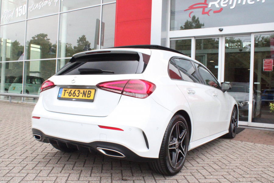 Mercedes-Benz A-Klasse 180 136PK AUTOMAAT AMG LINE | STERRENHEMEL! | PANORAMISCH SCHUIF/KANTEL DAK | SFEER VERLICHTING | NAVIGATIE | ACHTERUITRIJ CAMERA | PARKEERSENSOREN VOOR EN ACHTER | HIGH PERFORMANCE LED KOPLAMPEN | STOEL VERWARMING | KEYLESS - GO | SPIEGEL PAKKET | NIGHT PAKKET | LICHTMETALEN VELGEN 18" | EERSTE EIGENAAR! |