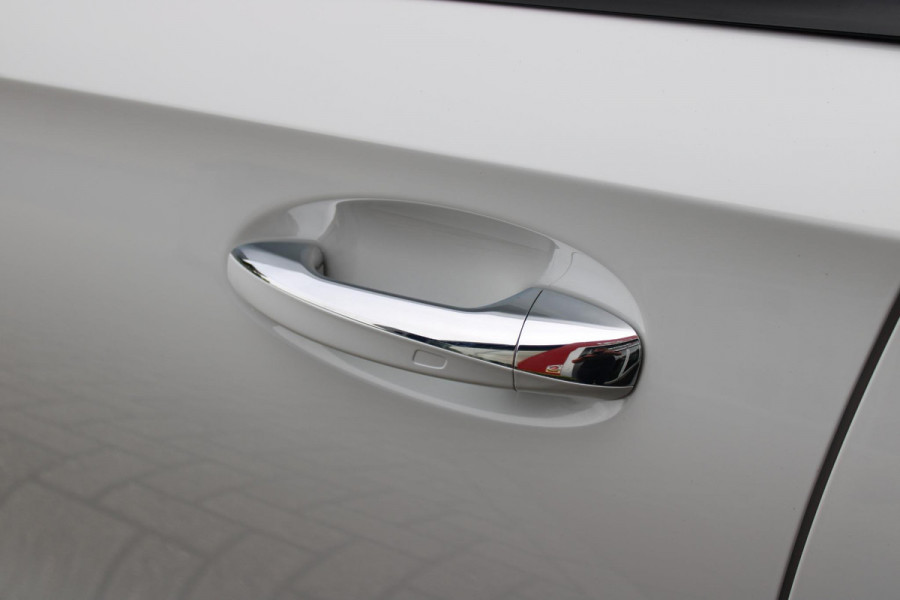 Mercedes-Benz A-Klasse 180 136PK AUTOMAAT AMG LINE | STERRENHEMEL! | PANORAMISCH SCHUIF/KANTEL DAK | SFEER VERLICHTING | NAVIGATIE | ACHTERUITRIJ CAMERA | PARKEERSENSOREN VOOR EN ACHTER | HIGH PERFORMANCE LED KOPLAMPEN | STOEL VERWARMING | KEYLESS - GO | SPIEGEL PAKKET | NIGHT PAKKET | LICHTMETALEN VELGEN 18" | EERSTE EIGENAAR! |