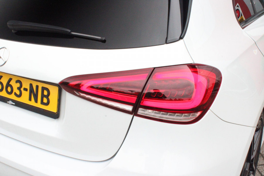 Mercedes-Benz A-Klasse 180 136PK AUTOMAAT AMG LINE | STERRENHEMEL! | PANORAMISCH SCHUIF/KANTEL DAK | SFEER VERLICHTING | NAVIGATIE | ACHTERUITRIJ CAMERA | PARKEERSENSOREN VOOR EN ACHTER | HIGH PERFORMANCE LED KOPLAMPEN | STOEL VERWARMING | KEYLESS - GO | SPIEGEL PAKKET | NIGHT PAKKET | LICHTMETALEN VELGEN 18" | EERSTE EIGENAAR! |