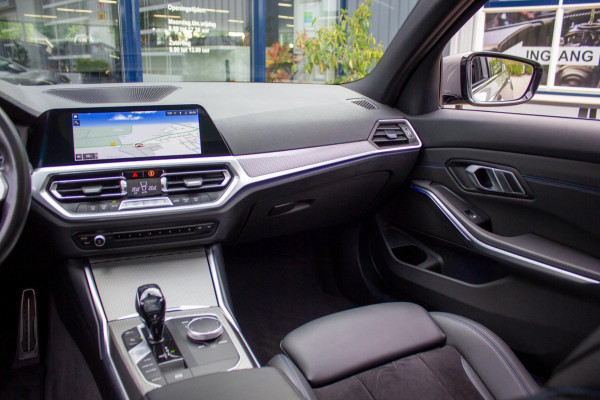 BMW 3 Serie 318i Executive Edition|Prijs incl. 12 mnd garantie| M-Pakket Schuif/Kanteldak Camera BMW Led Lmv 19"