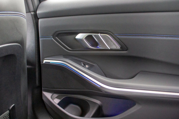 BMW 3 Serie 318i Executive Edition|Prijs incl. 12 mnd garantie| M-Pakket Schuif/Kanteldak Camera BMW Led Lmv 19"