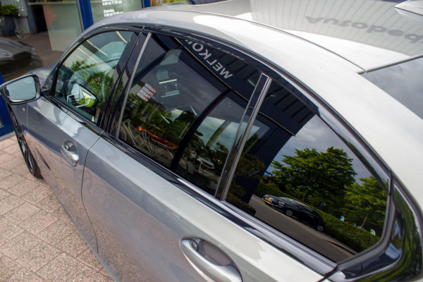 BMW 3 Serie 318i Executive Edition|Prijs incl. 12 mnd garantie| M-Pakket Schuif/Kanteldak Camera BMW Led Lmv 19"