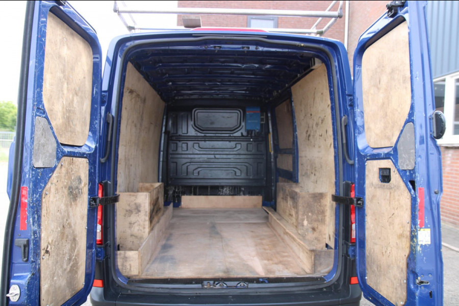 Volkswagen Crafter 35 2.0 TDI 140PK L3H2 Trendline / Trekhaak / App connect / Gev. stoel / imperiaal