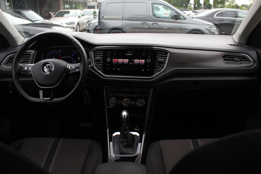 Volkswagen T-Roc 1.5 TSI Sport / Trekhaak / Virtual Cockpit / Navigatie / Parkeerhulp V+A / Spiegelpakket / 17'' / Apple CarPlay / ACC