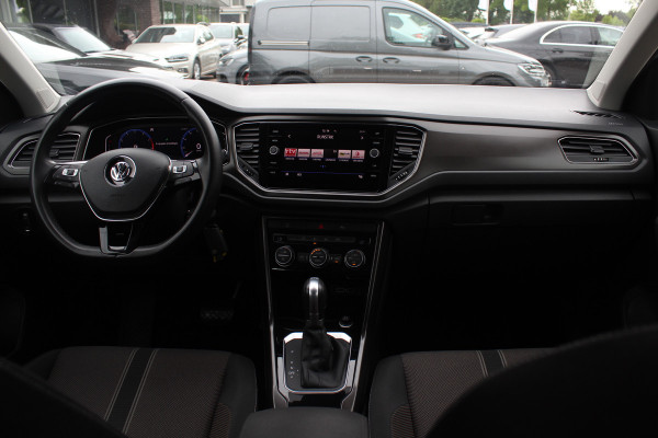 Volkswagen T-Roc 1.5 TSI Sport / Trekhaak / Virtual Cockpit / Navigatie / Parkeerhulp V+A / Spiegelpakket / 17'' / Apple CarPlay / ACC