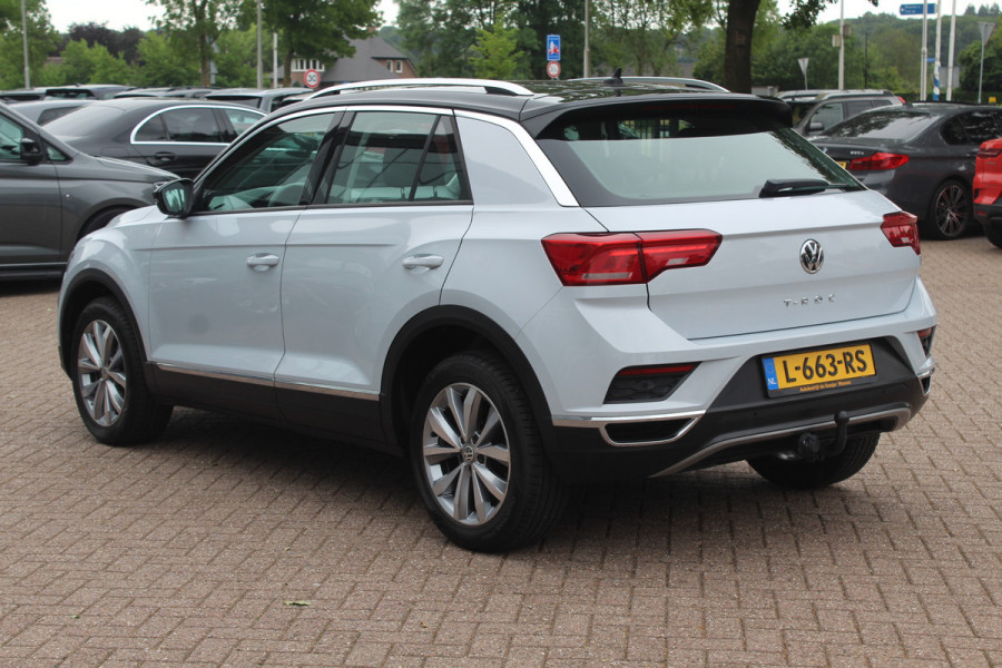 Volkswagen T-Roc 1.5 TSI Sport / Trekhaak / Virtual Cockpit / Navigatie / Parkeerhulp V+A / Spiegelpakket / 17'' / Apple CarPlay / ACC