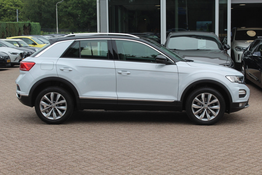 Volkswagen T-Roc 1.5 TSI Sport / Trekhaak / Virtual Cockpit / Navigatie / Parkeerhulp V+A / Spiegelpakket / 17'' / Apple CarPlay / ACC