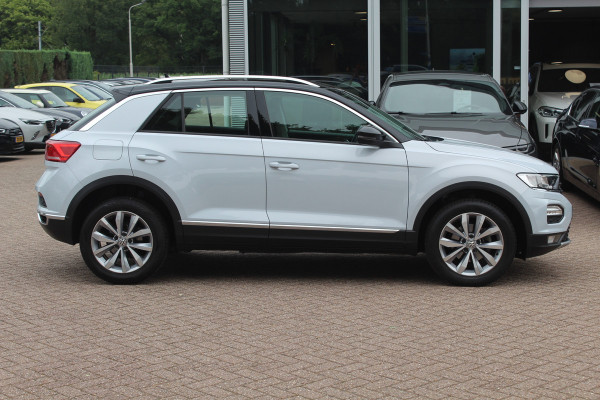 Volkswagen T-Roc 1.5 TSI Sport / Trekhaak / Virtual Cockpit / Navigatie / Parkeerhulp V+A / Spiegelpakket / 17'' / Apple CarPlay / ACC