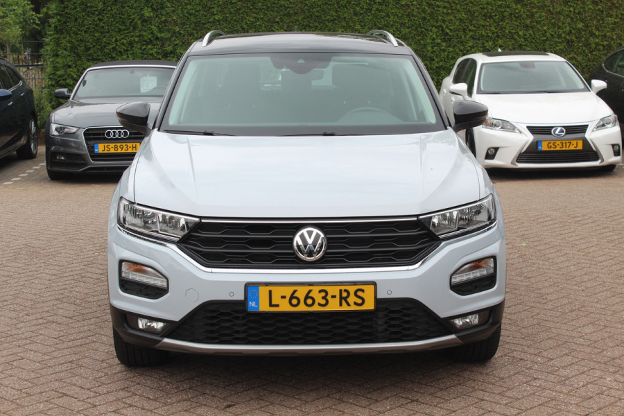Volkswagen T-Roc 1.5 TSI Sport / Trekhaak / Virtual Cockpit / Navigatie / Parkeerhulp V+A / Spiegelpakket / 17'' / Apple CarPlay / ACC