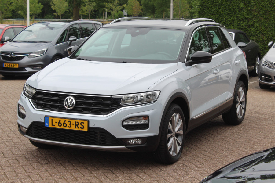 Volkswagen T-Roc 1.5 TSI Sport / Trekhaak / Virtual Cockpit / Navigatie / Parkeerhulp V+A / Spiegelpakket / 17'' / Apple CarPlay / ACC