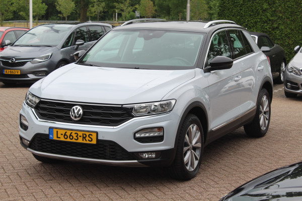 Volkswagen T-Roc 1.5 TSI Sport / Trekhaak / Virtual Cockpit / Navigatie / Parkeerhulp V+A / Spiegelpakket / 17'' / Apple CarPlay / ACC