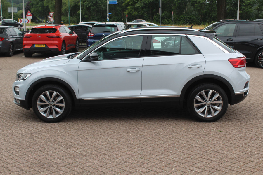 Volkswagen T-Roc 1.5 TSI Sport / Trekhaak / Virtual Cockpit / Navigatie / Parkeerhulp V+A / Spiegelpakket / 17'' / Apple CarPlay / ACC