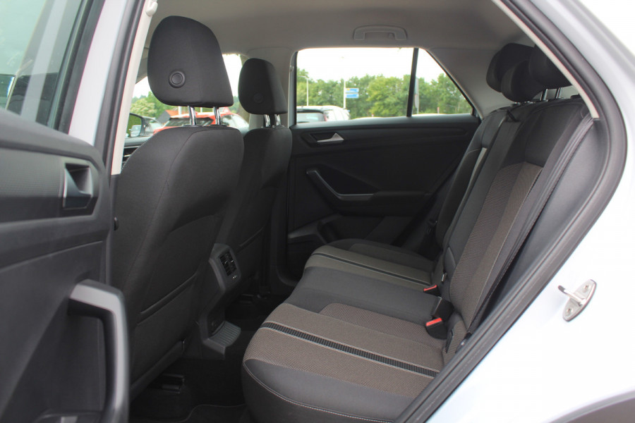 Volkswagen T-Roc 1.5 TSI Sport / Trekhaak / Virtual Cockpit / Navigatie / Parkeerhulp V+A / Spiegelpakket / 17'' / Apple CarPlay / ACC