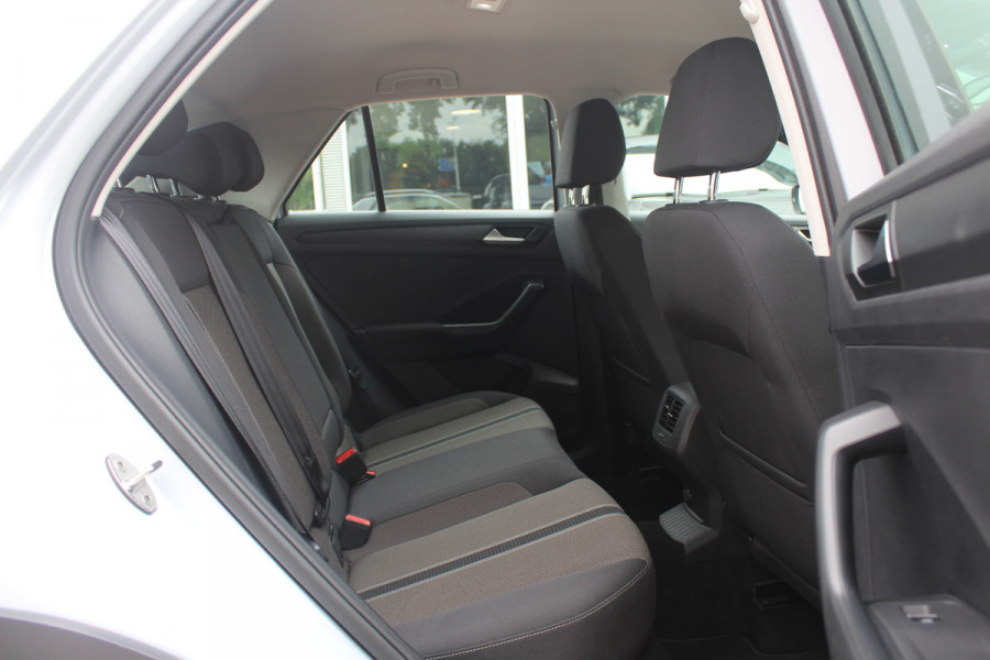 Volkswagen T-Roc 1.5 TSI Sport / Trekhaak / Virtual Cockpit / Navigatie / Parkeerhulp V+A / Spiegelpakket / 17'' / Apple CarPlay / ACC