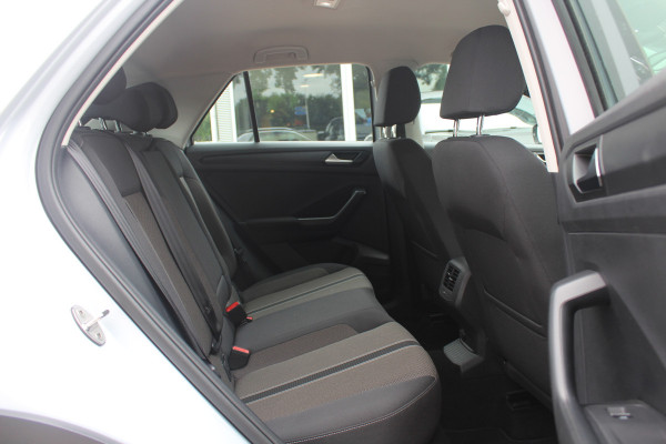 Volkswagen T-Roc 1.5 TSI Sport / Trekhaak / Virtual Cockpit / Navigatie / Parkeerhulp V+A / Spiegelpakket / 17'' / Apple CarPlay / ACC