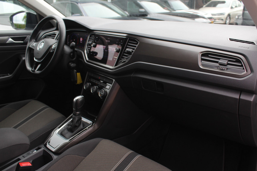 Volkswagen T-Roc 1.5 TSI Sport / Trekhaak / Virtual Cockpit / Navigatie / Parkeerhulp V+A / Spiegelpakket / 17'' / Apple CarPlay / ACC