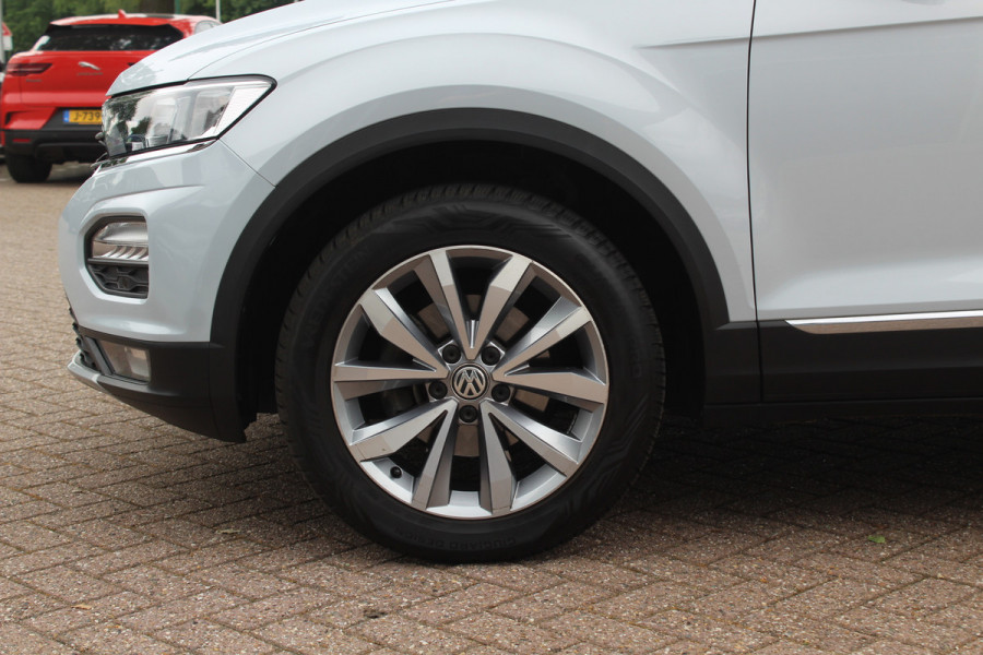 Volkswagen T-Roc 1.5 TSI Sport / Trekhaak / Virtual Cockpit / Navigatie / Parkeerhulp V+A / Spiegelpakket / 17'' / Apple CarPlay / ACC