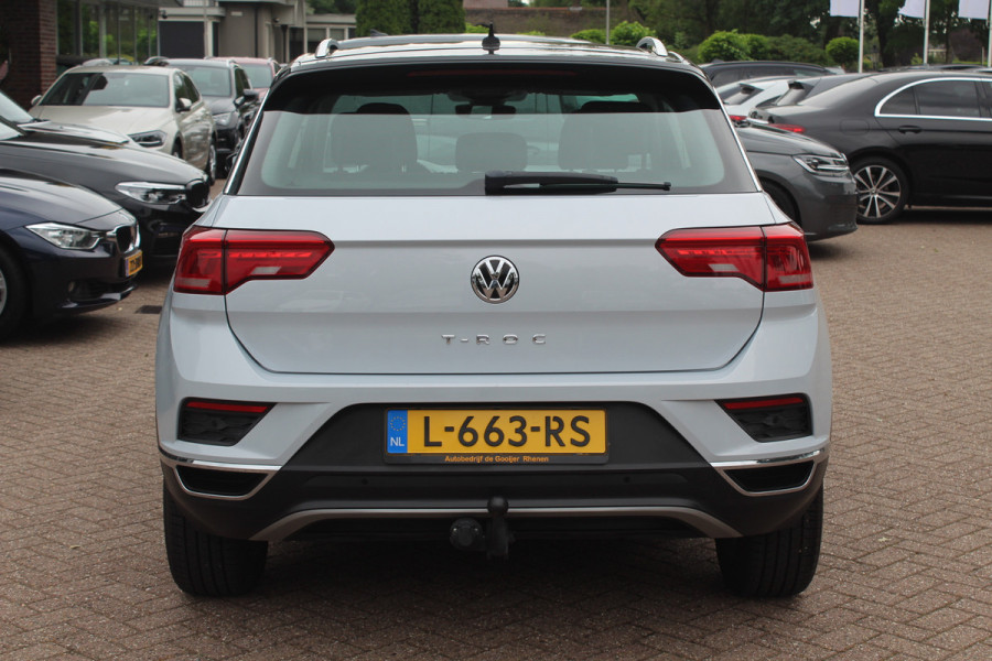 Volkswagen T-Roc 1.5 TSI Sport / Trekhaak / Virtual Cockpit / Navigatie / Parkeerhulp V+A / Spiegelpakket / 17'' / Apple CarPlay / ACC