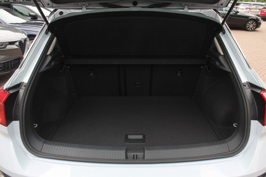 Volkswagen T-Roc 1.5 TSI Sport / Trekhaak / Virtual Cockpit / Navigatie / Parkeerhulp V+A / Spiegelpakket / 17'' / Apple CarPlay / ACC