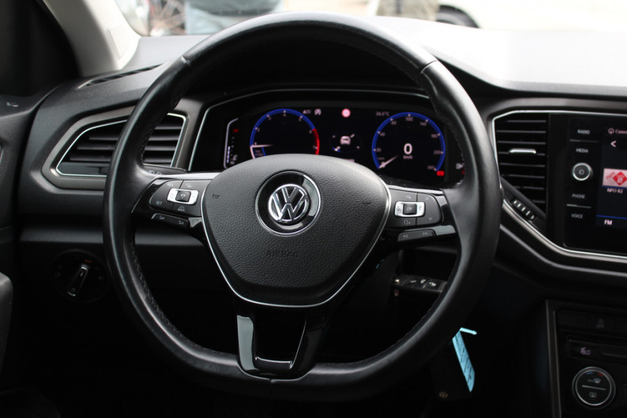 Volkswagen T-Roc 1.5 TSI Sport / Trekhaak / Virtual Cockpit / Navigatie / Parkeerhulp V+A / Spiegelpakket / 17'' / Apple CarPlay / ACC