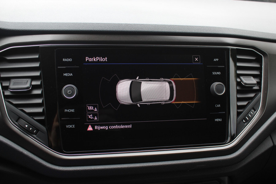 Volkswagen T-Roc 1.5 TSI Sport / Trekhaak / Virtual Cockpit / Navigatie / Parkeerhulp V+A / Spiegelpakket / 17'' / Apple CarPlay / ACC