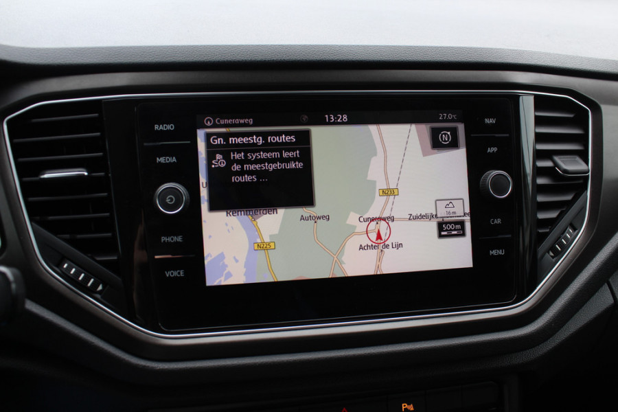 Volkswagen T-Roc 1.5 TSI Sport / Trekhaak / Virtual Cockpit / Navigatie / Parkeerhulp V+A / Spiegelpakket / 17'' / Apple CarPlay / ACC