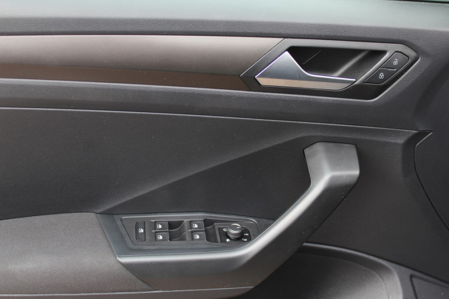 Volkswagen T-Roc 1.5 TSI Sport / Trekhaak / Virtual Cockpit / Navigatie / Parkeerhulp V+A / Spiegelpakket / 17'' / Apple CarPlay / ACC