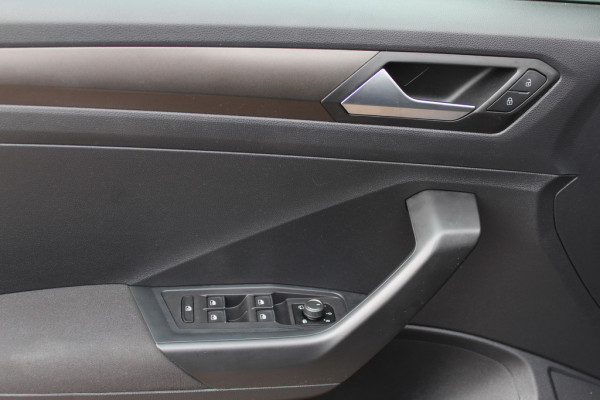 Volkswagen T-Roc 1.5 TSI Sport / Trekhaak / Virtual Cockpit / Navigatie / Parkeerhulp V+A / Spiegelpakket / 17'' / Apple CarPlay / ACC
