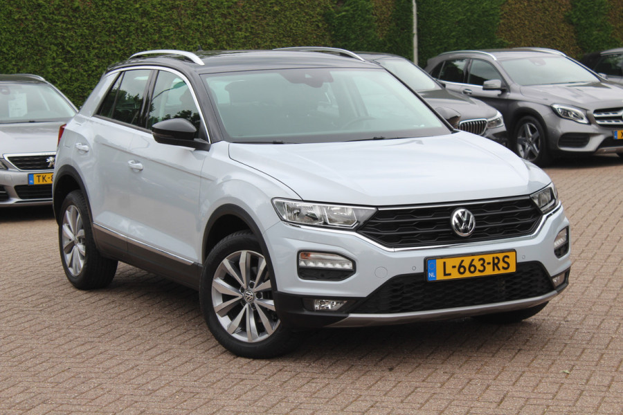 Volkswagen T-Roc 1.5 TSI Sport / Trekhaak / Virtual Cockpit / Navigatie / Parkeerhulp V+A / Spiegelpakket / 17'' / Apple CarPlay / ACC