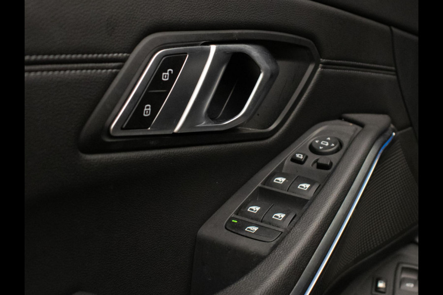 BMW 3 Serie Touring 320e M Sport (PANORAMADAK,APPLE CARPLAY,NAVI,SFEERVERLICHTING,STOELVERWARMING,CAMERA,LEDER,CRUISE,CLIMATE)